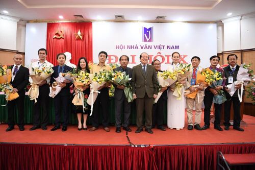 Cuộc chuyển giao ghế chủ tịch Hội Nhà văn ngoạn mục