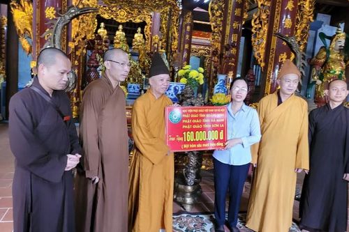 Giáo hội trao thêm 2 tỷ đồng ủng hộ đồng bào miền Trung