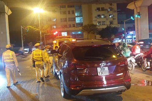 Tài xế Santafe 'cố thủ', không đo nồng độ cồn bị phạt trên 40 triệu đồng