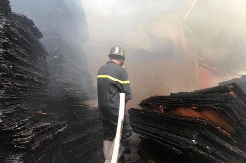 Phá tường khống chế lửa cháy rực tại xưởng gỗ gần trạm điện