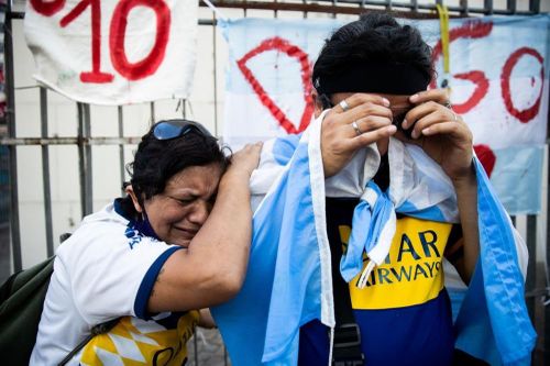 Người hâm mộ tưởng niệm Maradona: Nước mắt, hoa và pháo sáng