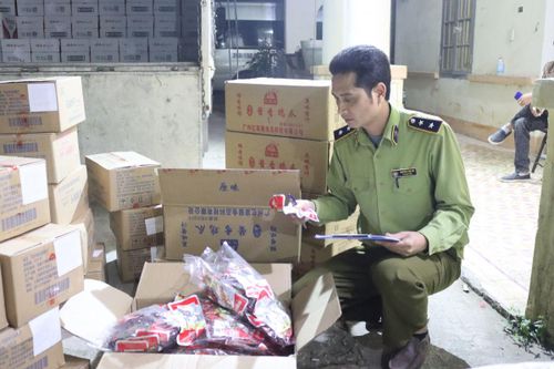 Chầu nhậu toàn hàng Tàu: 6.000 túi chân gà, gần 1.000 lon bia Trung Quốc