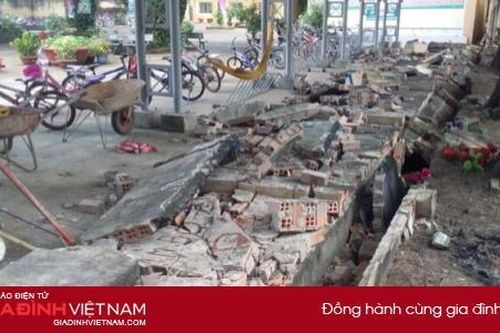 Đồng Nai: Sập tường rào 30m ở trường tiểu học, đè bẹp 20 xe đạp học sinh