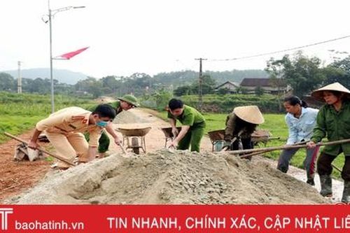 Công an Hương Sơn giúp dân xây dựng nông thôn mới