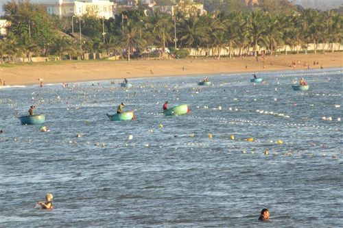 'Trận địa lưới' bao vây khách tắm biển Bình Sơn - Ninh Chữ