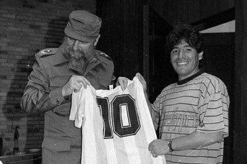 Maradona qua đời đúng ngày thần tượng của ông là Fidel Castro mất