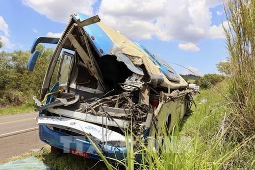 Brazil: Xe buýt đâm xe tải khiến ít nhất 37 người thiệt mạng