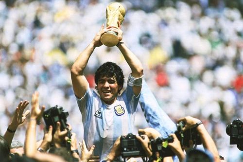 'Cậu bé vàng' Maradona qua đời ở tuổi 60