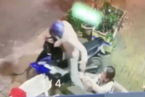 Clip: 'Chị ơi cho em hỏi thăm' và pha cướp điện thoại chớp nhoáng khiến nạn nhân điếng người