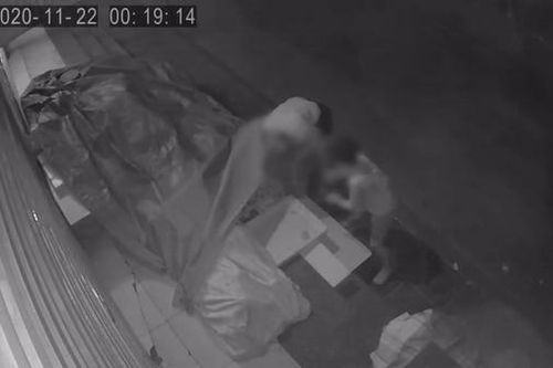 Clip: Người phụ nữ dắt con trai cầm theo cả xô đi trộm hoa quả lúc nửa đêm gây phẫn nộ