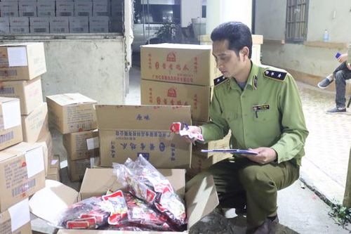 Tiêu hủy gần 7.000 túi chân gà tẩm, 1.000 lon bia Trung Quốc nhập lậu