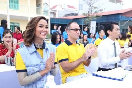Sun Life trao hàng trăm trụ bóng rổ và bóng rổ cho 51 trường học