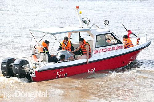 Lái ca nô trên tuyến đầu chữa cháy, cứu nạn
