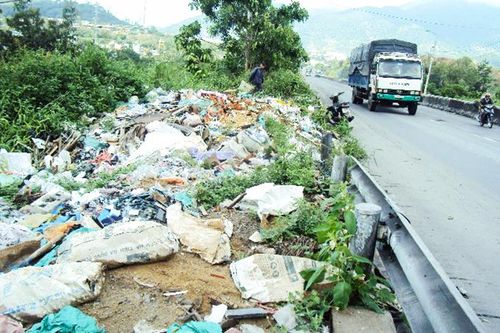 Rác, xà bần chiếm hành lang quốc lộ