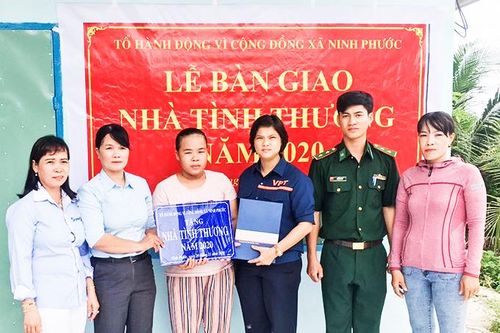 Tặng nhà tình thương cho hộ nghèo xã Ninh Phước