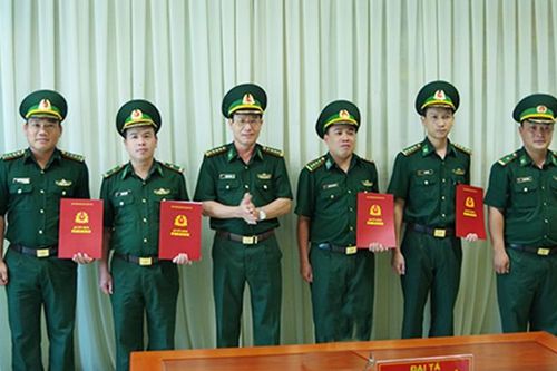 Trao quyết định điều động, bổ nhiệm cho 17 sĩ quan