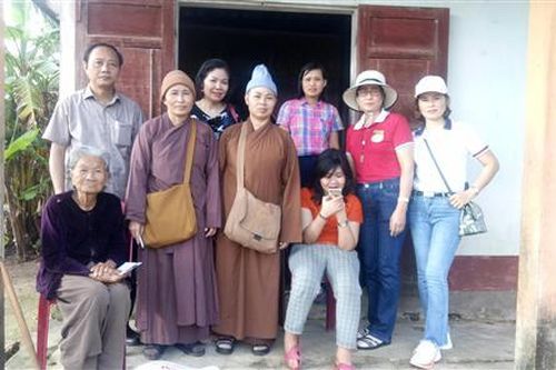 Hỗ trợ người dân huyện Triệu Phong khắc phục hậu quả lũ lụt