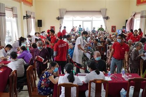Hơn 300 người dân được khám, cấp thuốc miễn phí