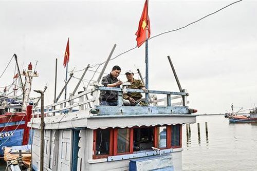 Gỡ khó trong lắp đặt thiết bị giám sát hành trình tàu cá