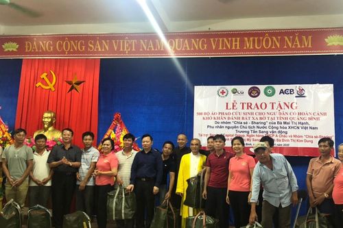 Trao tặng 1.500 bộ áo phao cứu sinh cho ngư dân