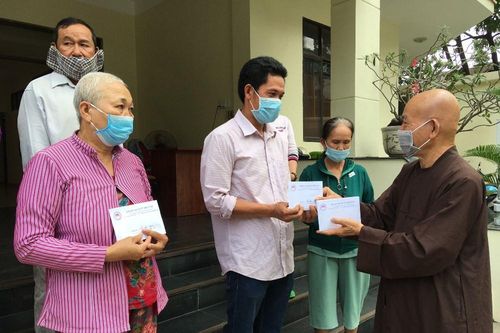 Bạn đọc cúng chùa, tặng bệnh nhân hơn 200 triệu đồng