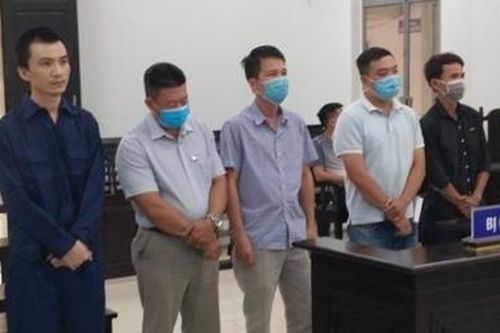 Hoãn xử vụ 'hô biến' người nước ngoài thành… người Việt Nam