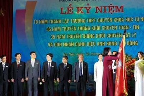 Trường THPT chuyên Khoa học Tự nhiên đón danh hiệu Anh hùng Lao động