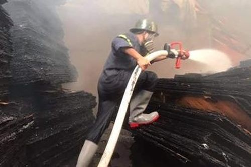 Cháy lớn tại công ty ván ép ở Bình Dương