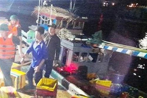 Cứu kịp thời 6 người trên tàu cá gặp nạn trên biển