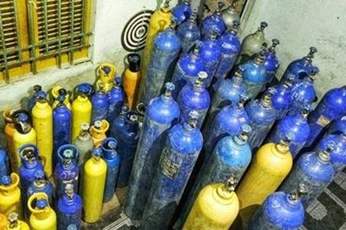 Tàng trữ hàng trăm bình chứa 'khí cười' đi 'bỏ sỉ' cho các quán bar