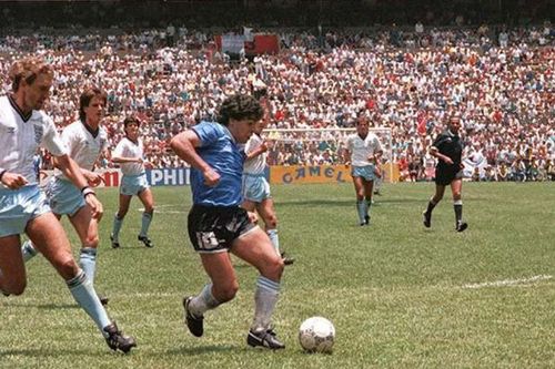 Xem lại Bàn thắng thế kỷ của huyền thoại Maradona