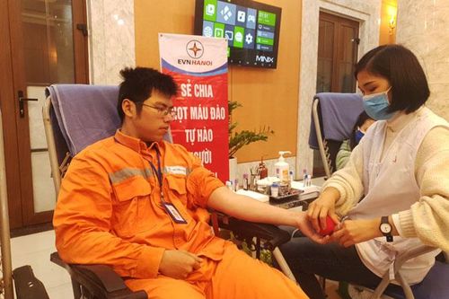Ngành điện Thủ đô hướng về miền Trung trong tháng tri ân khách hàng