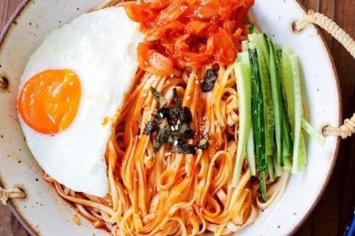 Mì trộn chỉ làm trong 15 phút nhưng ngon bất ngờ cho bữa trưa nhanh gọn