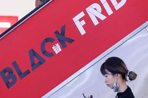 Đổ xô đi săn hàng giảm giá ngày 'Black Friday'