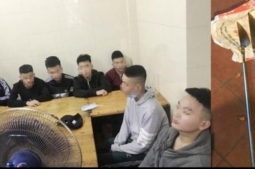 Hà Nội: Nhóm thanh niên vác dao kiếm hỗn chiến giữa phố 'sa lưới'