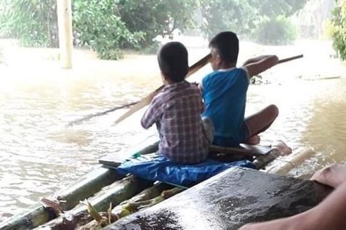Cung cấp sản phẩm điều trị suy dinh dưỡng cho trẻ ở vùng bị ảnh hưởng bởi lũ lụt