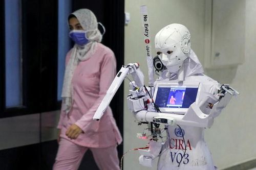 Ai Cập phát minh robot xét nghiệm Covid-19