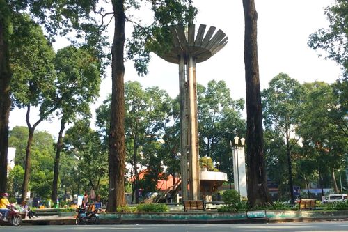 Hồ Con Rùa thành phố đi bộ, đường Nguyễn Thượng Hiền thành phố 'ăn vặt'