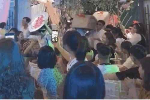 Bạn thân tặng quà cưới kiểu này chú rể muốn... 'chết đứng'
