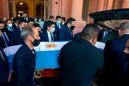 Người hâm mộ đứng ven đường, trèo lên mái nhà tiễn đưa Maradona về nơi an nghỉ