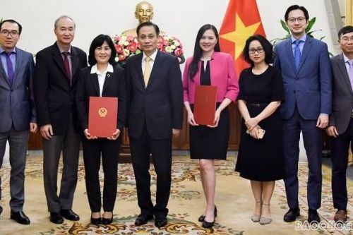 Thứ trưởng Ngoại giao Lê Hoài Trung trao quyết định phân công và điều động 2 cán bộ cấp Vụ