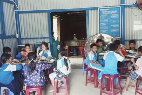 Thầy trò A Xan cùng vượt khó tới trường