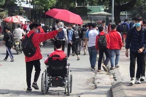 Hình ảnh xúc động về tân sinh viên từng được bạn 10 năm cõng đến trường