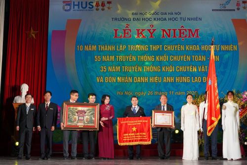 Trường THPT chuyên Khoa học tự nhiên đón nhận danh hiệu anh hùng lao động