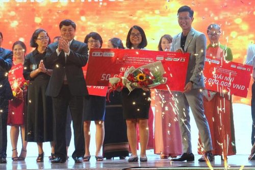 Cô gái bỏ việc ngân hàng về quê nâng tầm củ nghệ