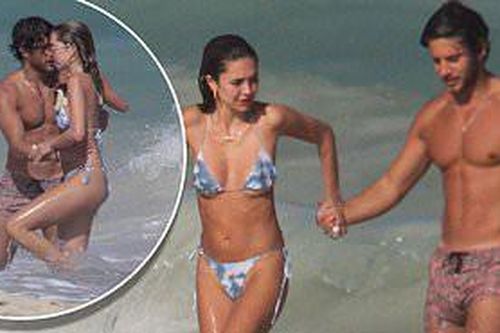 Nàng mẫu Delilah Belle Hamlin đi nghỉ với bạn trai và liên tục bị săn ảnh