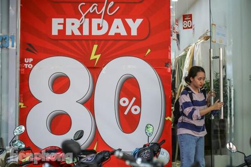 Nơi chen nhau, nơi lác đác vài khách trong ngày Black Friday