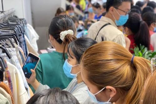 TPHCM: Rồng rắn chen chân mua hàng giảm giá ngày Black Friday