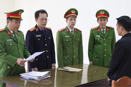 Khởi tố kẻ chiếm đoạt hàng cứu trợ lũ lụt
