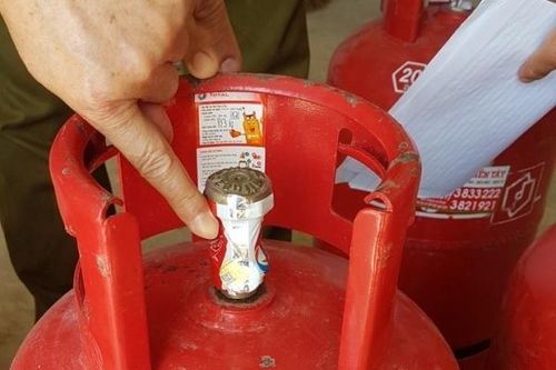 Kiểm tra 2 cơ sở kinh doanh gas có dấu hiệu giả mạo nhãn hiệu ELF